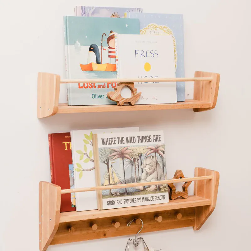 Vegghylle til barnerom, med knotter – Nursery Wall Shelf