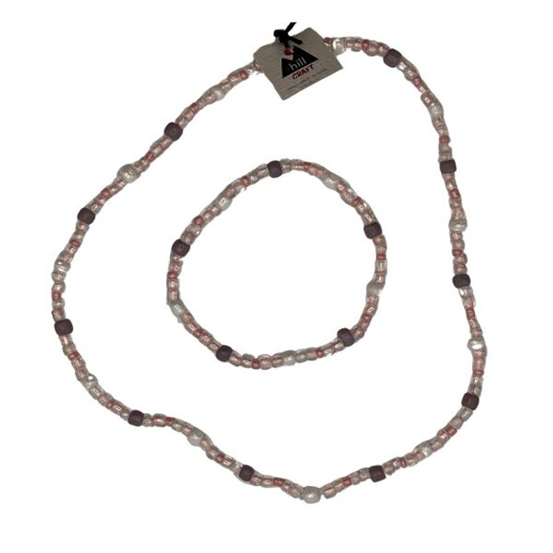 Smykke og armbånd i lilla og rosa farger