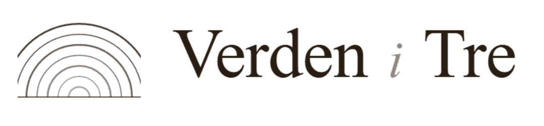 Verden i Tre logo – geometrisk gran med verdenskart, bærekraftige treprodukter fra hele verden