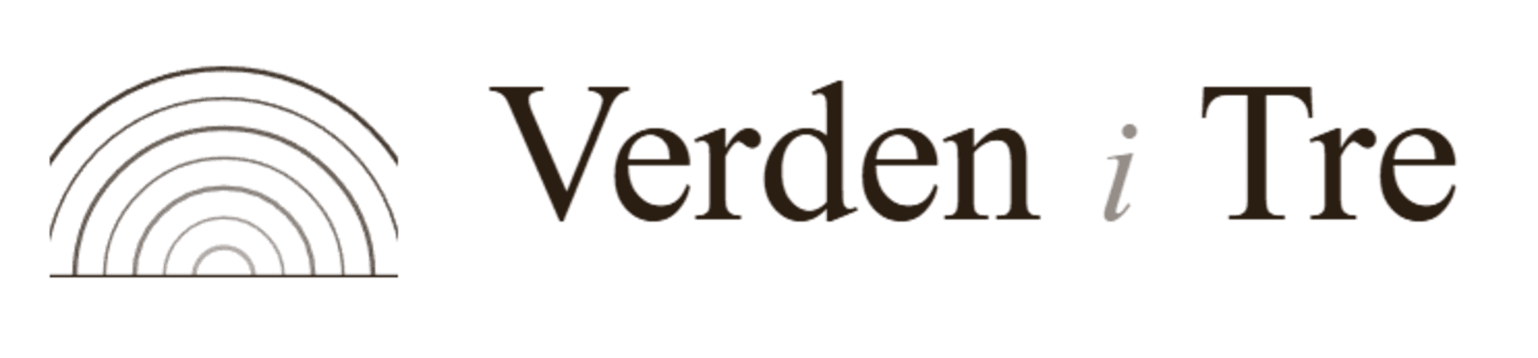 Verden i Tre logo – geometrisk gran med verdenskart, bærekraftige treprodukter fra hele verden