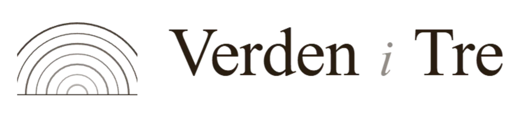 Verden i Tre logo – geometrisk gran med verdenskart, bærekraftige treprodukter fra hele verden