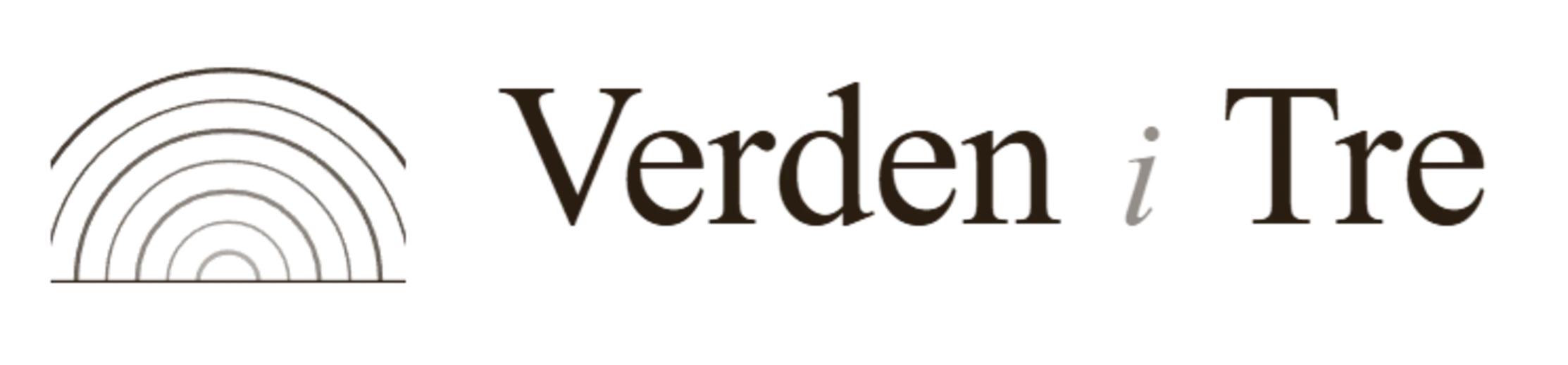 Verden i Tre logo – geometrisk gran med verdenskart, bærekraftige treprodukter fra hele verden